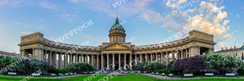 Фотография панорамного городского пейзажа Санкт-Петербург, посвящённая музеям и архитектурному наследию Россия. На изображении представлен Казанский собор — один из известных храмов России, расположенный вдоль Невский проспект в летний период. Этот фотоснимок передаёт атмосферу Петербурга, его величественную архитектуру и культурную значимость. Картинка отражает панораму города, сочетая религиозные сооружения, музеи и историческую застройку. Иллюстрация может использоваться как слайд для тем, связанных с архитектурой, туризмом и достопримечательностями Санкт-Петербурга.